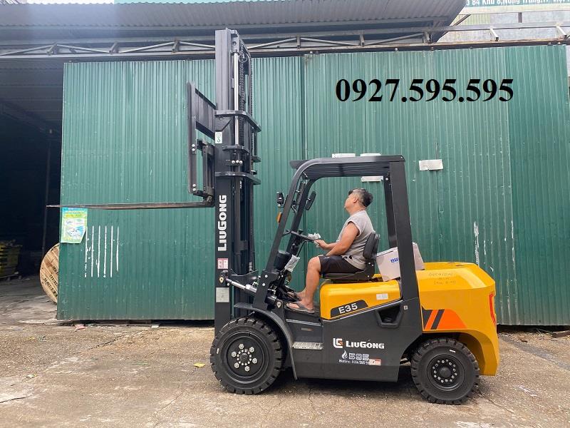 Xe nâng LIUGONG 3.5 tấn, có dịch giá, tháp cao 4 mét